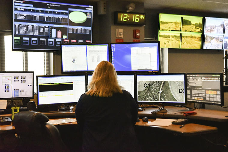 Una operadora trabaja en la estación del servicio de emergencias 911 en Roswell, en Georgia. 