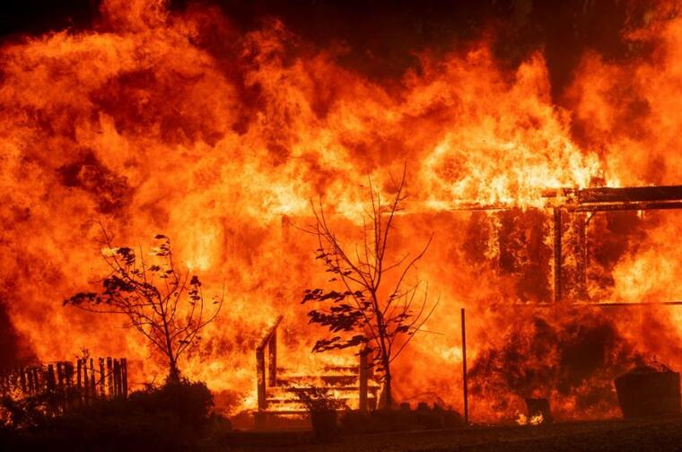 Las llamas consumen este martes un hogar en Lakeport, California.