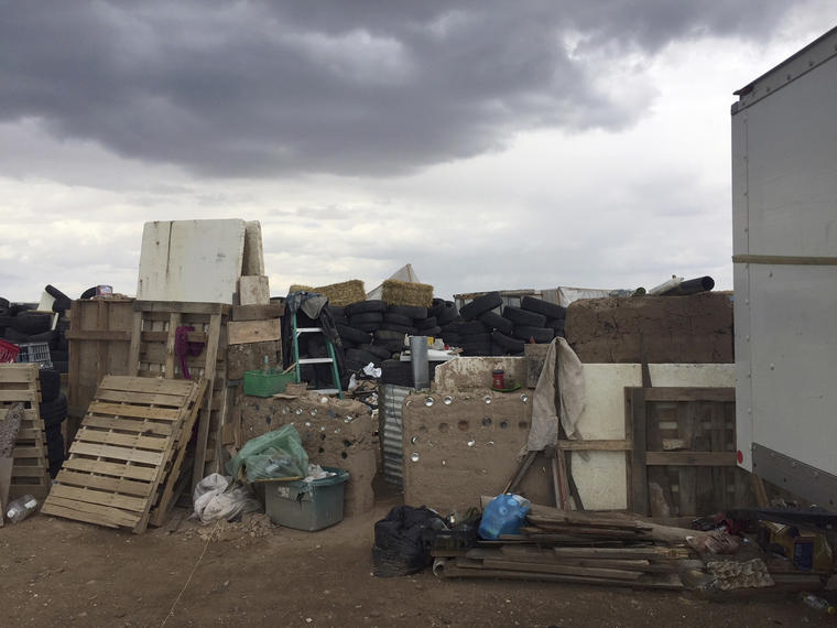 En esta fotografía del 3 de agosto de 2018 proporcionada por el Departamento de Policía del condado de Taos, en Nuevo México, se muestra un complejo donde 11 niños fueron hallados viviendo en condiciones deplorables. 