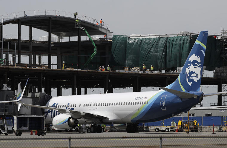 Un avión de Alaska Airlines permanece en el Aeropuerto Internacional Seattle-Tacoma, en Seattle. 