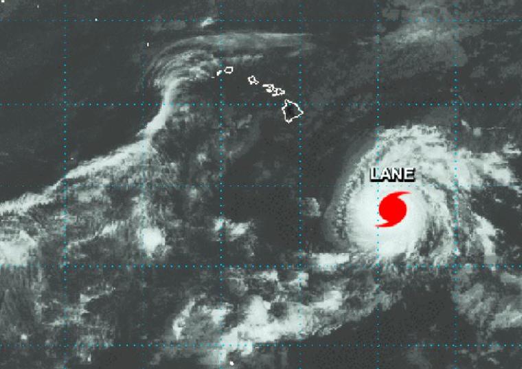 Imagen satélite de la NASA que muestra el huracán Lane en el Océano Pacífico central al sureste de las Islas Hawaianas este lunes. 