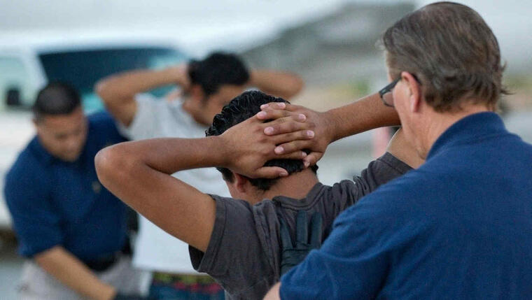 Inmigrantes indocumentados listos para ser deportados a sus países de origen