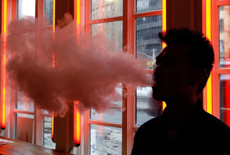 Un cliente prueba un cigarrillo electrónico en una tienda en Nueva York.