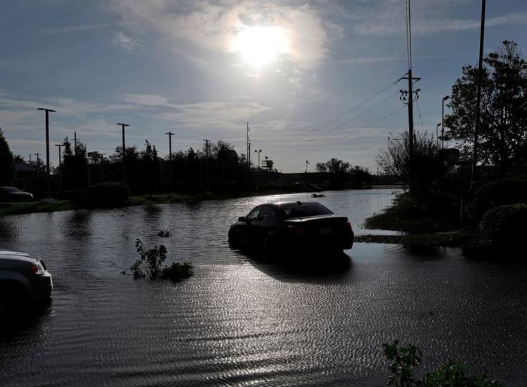 Vehículos varados en ls inundaciones tras el paso de Florence en Wilmington, Carolina del Norte. 