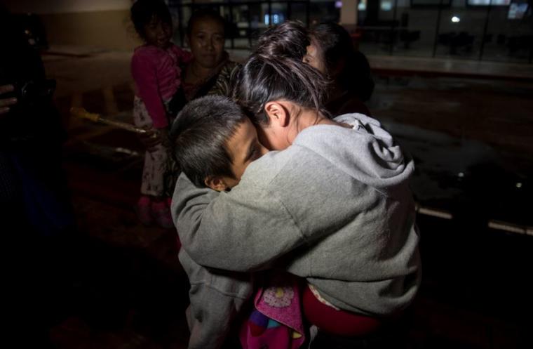 Un menor de 8 años aterriza en Guatemala tras pasar unos meses en un refugio para niños migrantes en EE.UU después de que le separasen de su madre y de que esta fuera deportada.