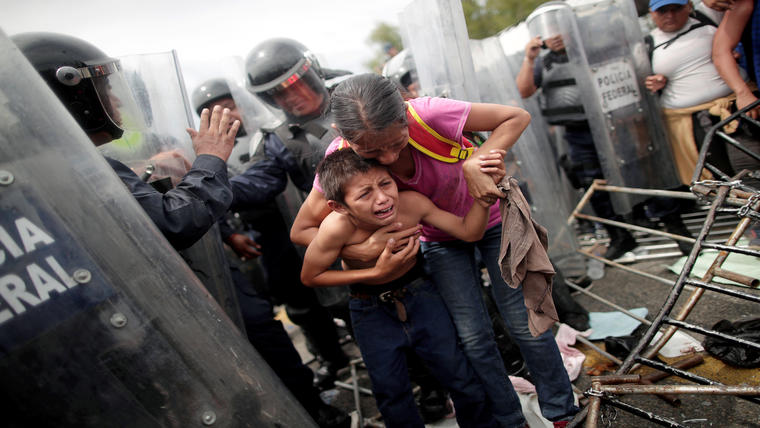 Una inmigrante hondureña hace todo para cruzar la frontera de  Hidalgo con Guatemala junto con su hijo. 