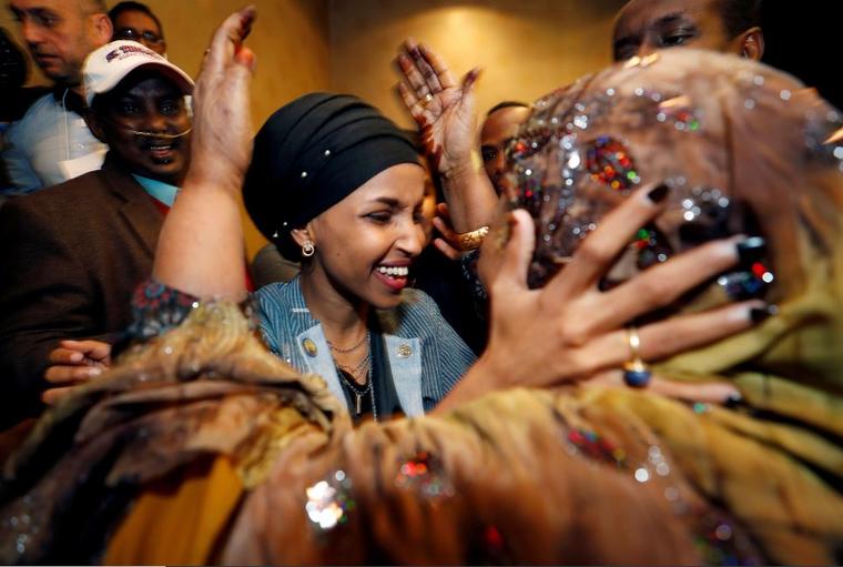 La candidata demócrata al Congreso, Ilhan Omar, este martes por la noche en  Minneapolis, Minnesota, EE. UU.