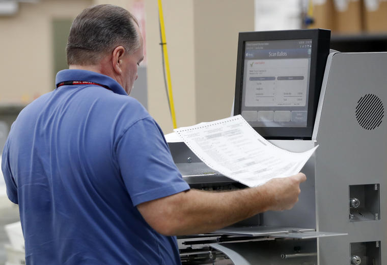 Un oficial del condado de Broward cuenta los votos en la tarde del jueves en Florida.