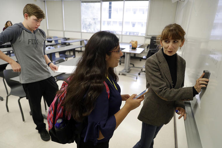 Alumnos de San Jose State University, en California, conversan con su profesora. 
