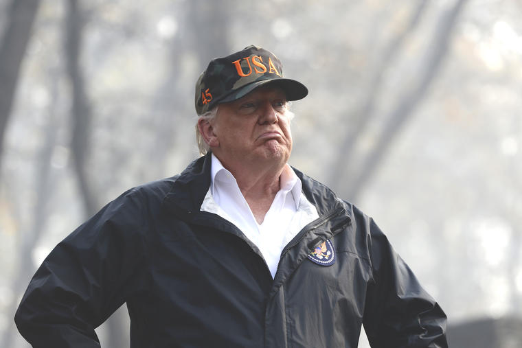 Trump, durante su visita este sábado al área californiana arrasada por los incendios. 