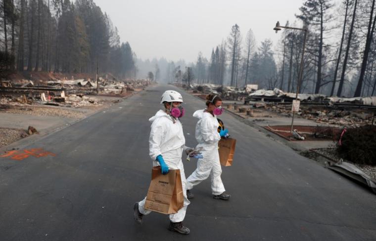 Antropólogas forenses toman muestras este sábado tras el incendio Camp Fire en Paradise, California.