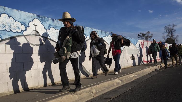 Miembros de la caravana migrante caminan por Tijuana el 20 de noviembre de 2018