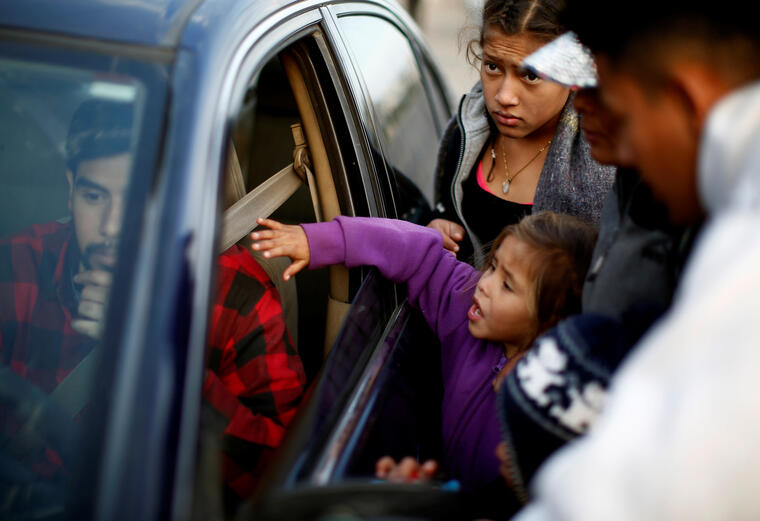 Una familia de inmigrantes, parte de la caravana de centroamericanos, pide este martes a un conductor ayuda para llegar desde Mexicali hasta Tijuana. 