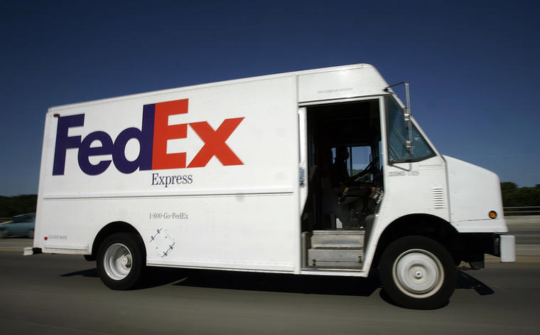 Imagen de archivo de una camioneta de reparto de FedEx. 