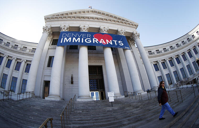 Un cartel en la entrada del edificio de la ciudad y el condado de Denver recibe a los inmigrantes indocumentados. 