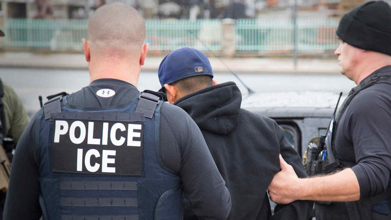 Un inmigrante arrestado durante una serie de operativos de ICE en California en Febrero del 2017.