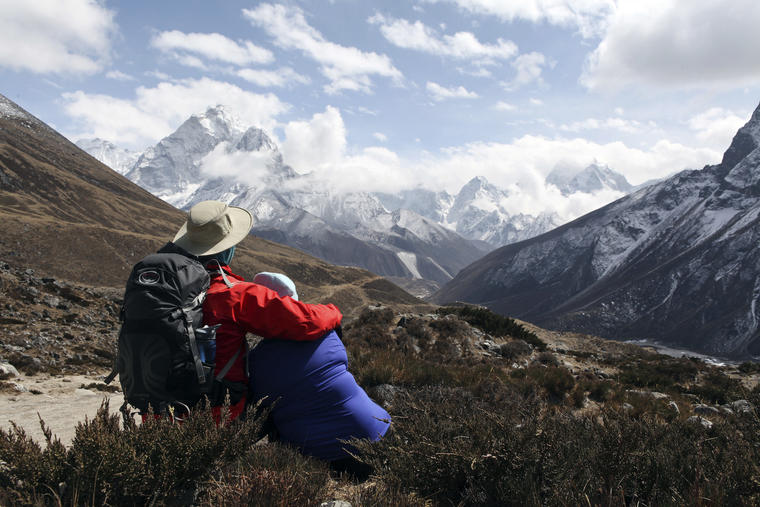 Una pareja contempla los Himalayas en Nepal en una imagen de archivo. 