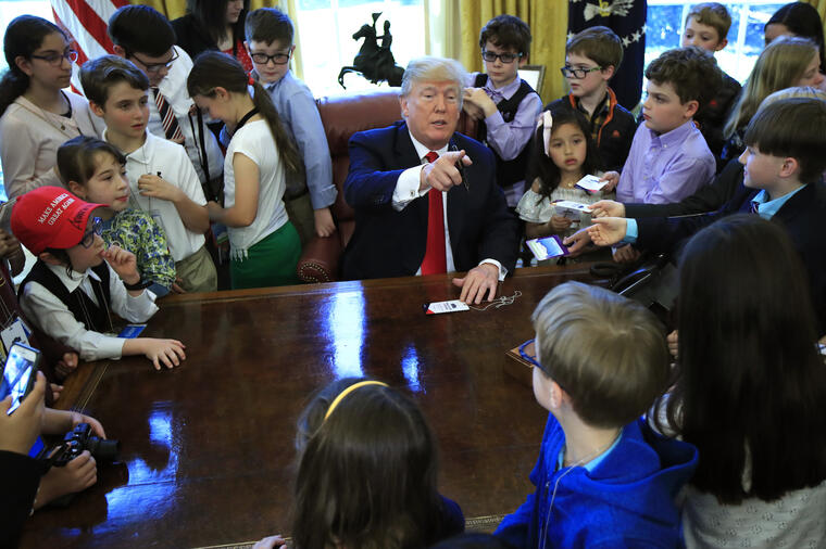 Trump, rodeado de niños en un evento en la Casa Blanca en abril de 2018. 