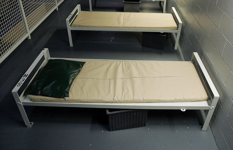 Varias camas de un centro de inmigración de la Corrections Corporation of America en Elizabeth, New Jersey.