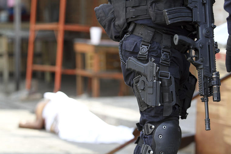 Un guardia custodia la escena de un asesinato en Acapulco, México. 