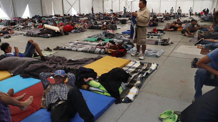 Migrantes albergados en el estadio Jesús Martinez en Ciudad de México el 28 de enero de 2019