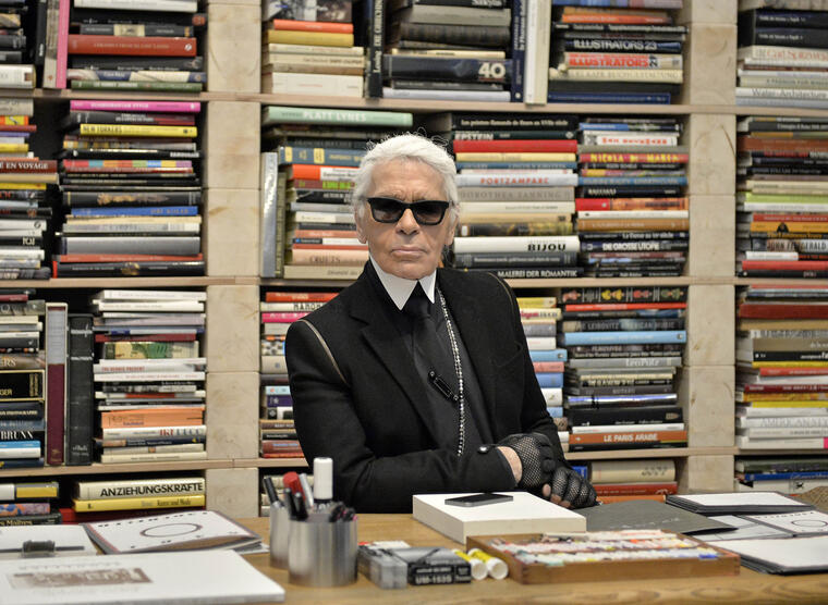 Fotografía de archivo del 14 de febrero de 2014 del diseñador de modas Karl Lagerfeld frente a sus libros antes de la inauguración de una exhibición en el museo Folkwang en Essen, Alemania. 