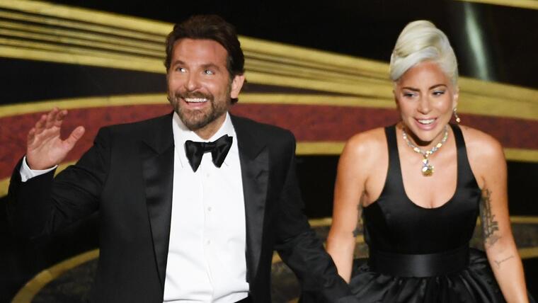 Lady Gaga y Bradley Cooper tomados de la mano en los Oscar