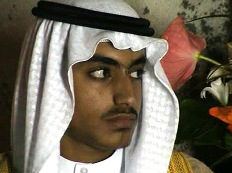 En esta fotografía publicada por los servicios de inteligencia se ve a Hamza bin Laden, hijo del terrorista Osama bin Laden, en el día de su boda