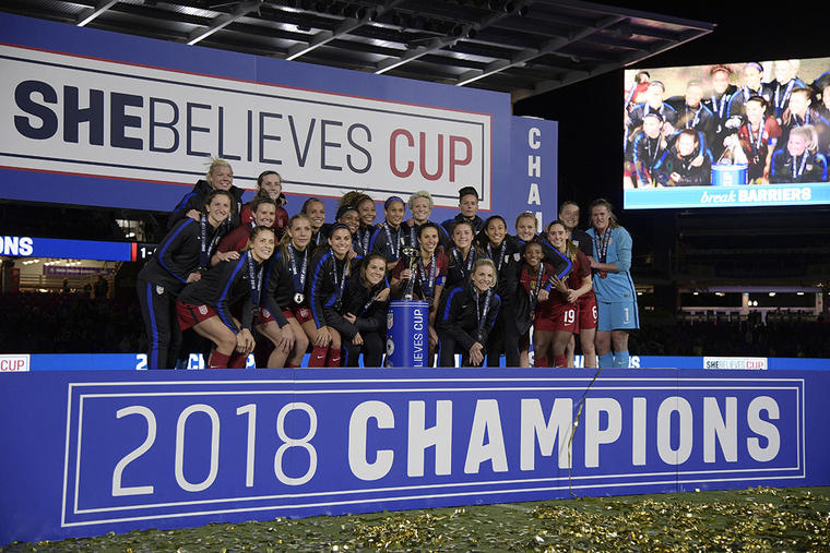 Las jugadoras el equipo nacional de fútbol de Estados Unidos posan junto al trofeo ganado en SheBelieves Cup. 