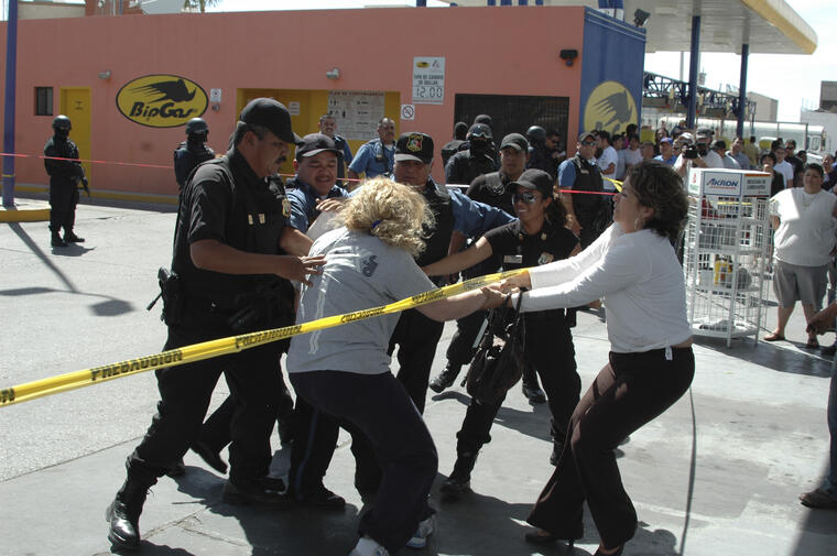Fotografía de archivo de un grupo de policías en un escena del crimen en México