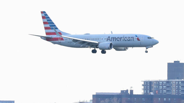 Un avión de American Airlines sobrevuela Nueva York