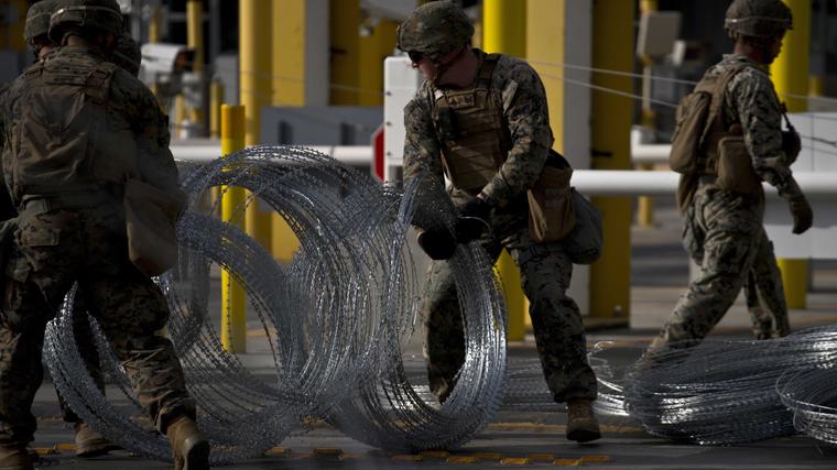 Agentes de EEUU instalan alambre de púas en la frontera entre Tijuana, México y San Diego, California en noviembre de 2018