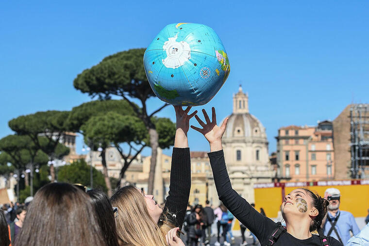 Estudiantes italianos protestan en contra del cambio climático.  