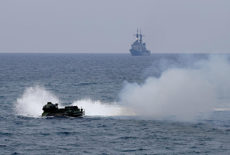 Marines estadounidenses realizan ejercicios de preparación en las costas del sur de China. 