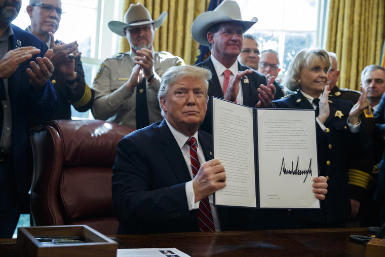 Donald Trump firma el 15 de marzo en la Casa Blanca su veto a la ley del congreso contra su declaración de emergencia en la frontera.