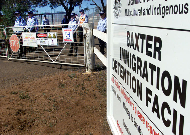 Oficiales de la policía de Australia custodian la entrada de un centro de detención para migrantes en Port Augusta. 