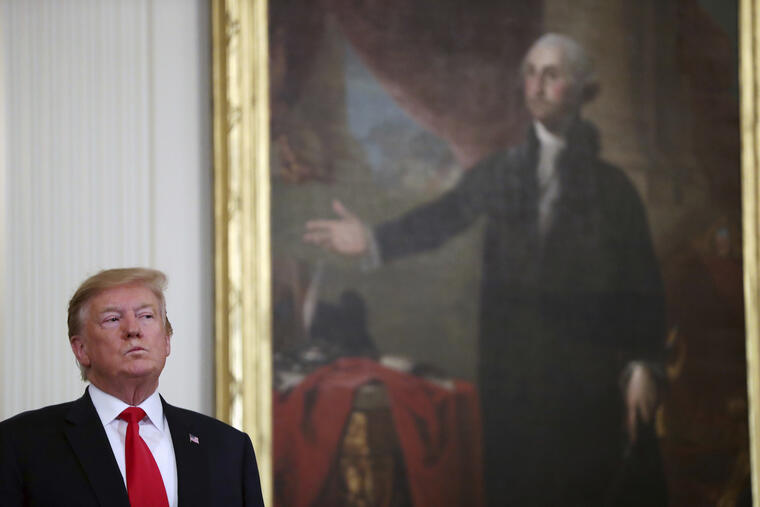 Trump, este viernes en un acto en la Casa Blanca, junto a un retrato del presidente George Washington. 