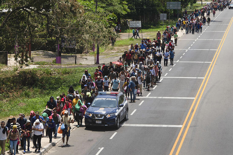 Cientos de centroamericanos caminan en el municipio Frontera Hidalgo, en México, con el objetivo de tocar suelo estadounidense. 