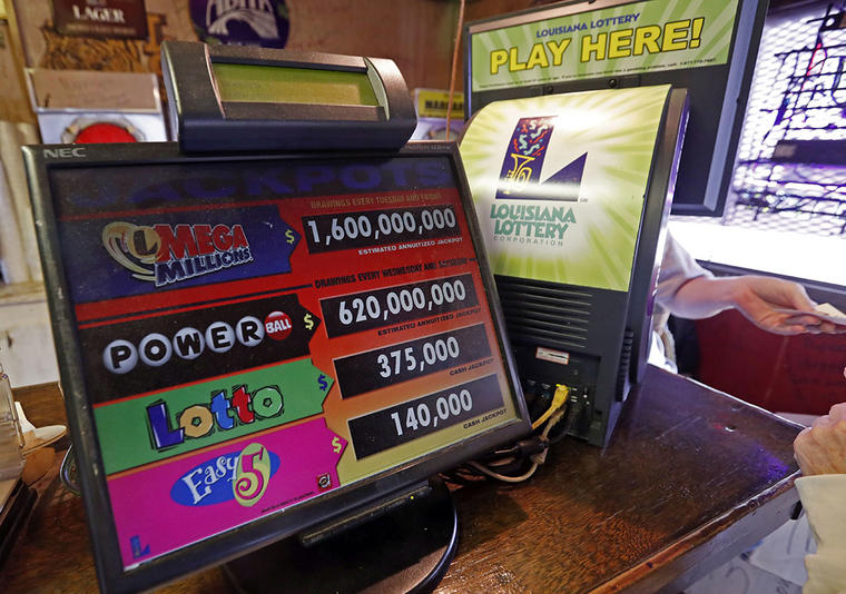 Un monitor muestra las opciones de juego de la lotería. 