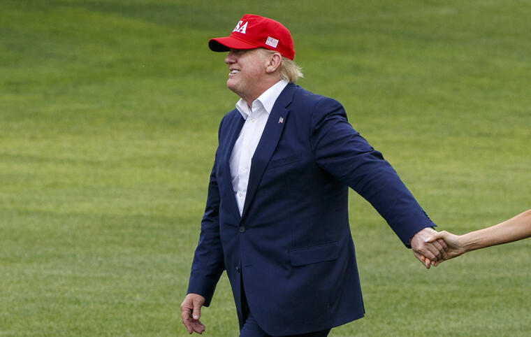 Trump, de la mano de su esposa, Melania, regresando el viernes a la Casa Blanca. 