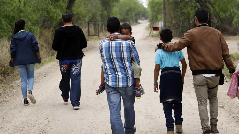 Imagen de archivo de migrantes cruzando la frontera entre México y Texas en marzo 2019 
