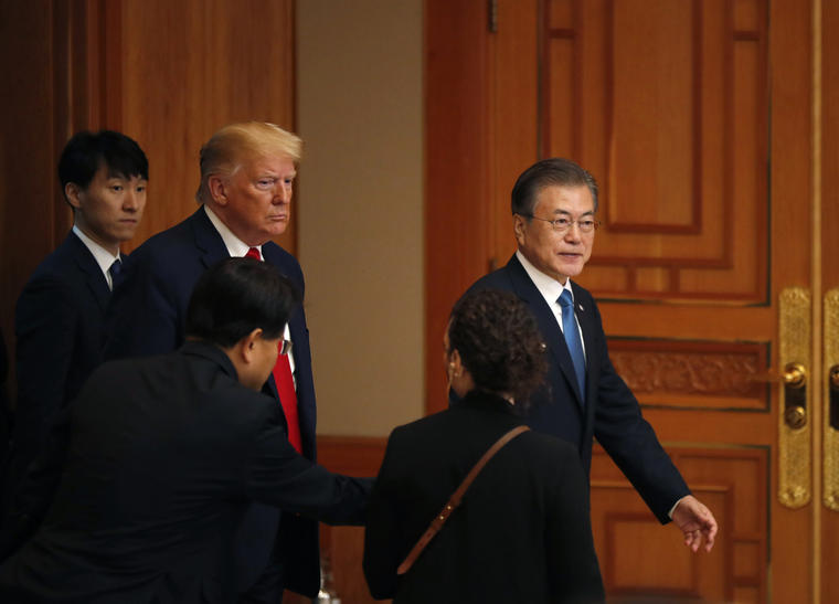 El presidente de Corea del Sur, Moon Jae-in (derecha), y el presidente de Estados Unidos, Donald Trump, llegan a una reunión ampliada en la Casa Azul presidencial en Seúl, el domingo 30 de junio de 2019.