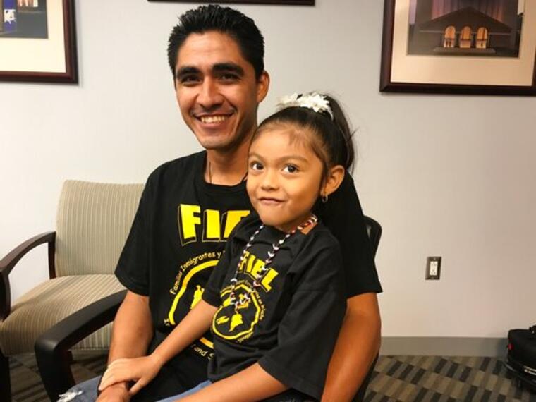 José Escobar, este lunes con su hija Carmen en el aeropuerto de Houston, Texas. 
