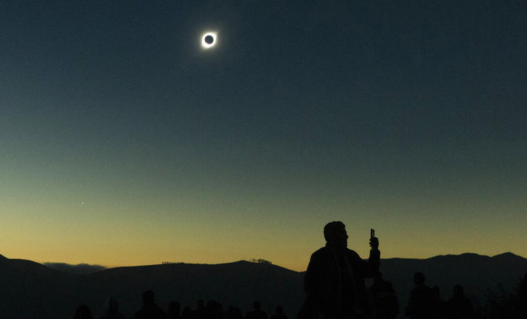 Un hombre se detiene bajo un eclipse solar total desde La Higuera, Chile, el martes 2 de julio de 2019.