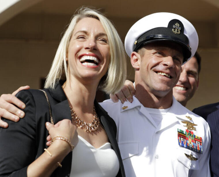 El Navy Seal Edward Gallagher y su mujer Andrea Gallagher, el pasado martes. 