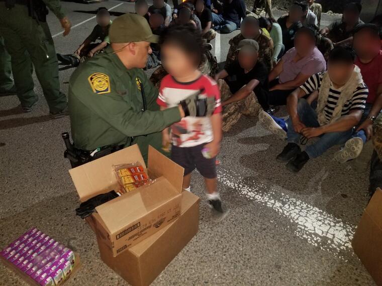 Un niño y otros migrantes encontrados en un camión el pasado martes por la noche en Arizona.