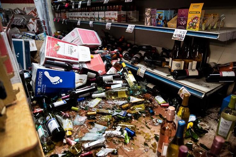 Botellas rotas en el suelo de una tienda de Ridgecrest, California, donde se produjo este viernes un fuerte terremoto. 