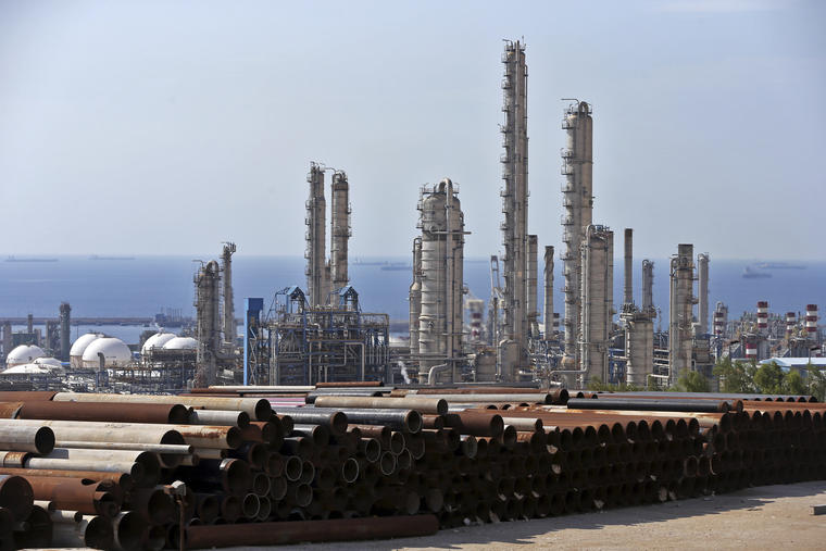En esta imagen del 19 de noviembre de 2015 se muestra una vista general de un complejo petroquímico en el yacimiento de gas South Pars en Asaluyeh, Irán, en la costa norte del Golfo Pérsico. 