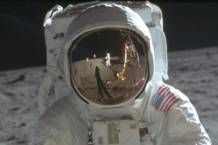 El astronauta Neil Armstrong reflejado en el casco de Buzz Aldrin en la superficie lunar