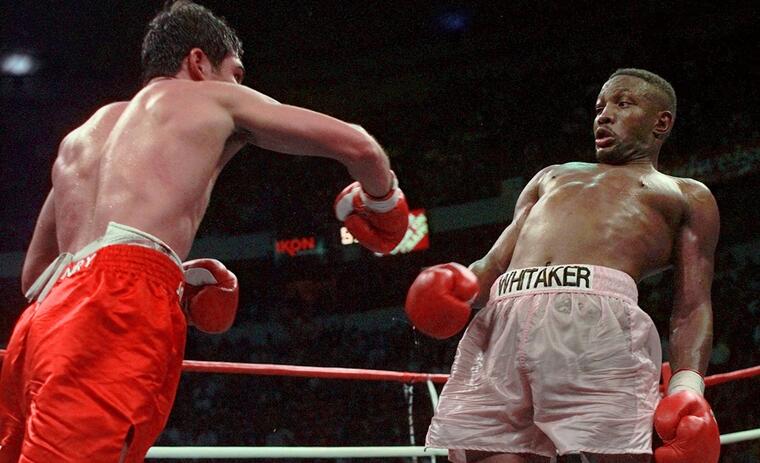 Pernell Whitaker esquiva un golpe de  Oscar De La Hoya en su combate el 12 de abril de 1997 en Las Vegas. 